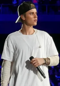 Justin Bieber performing at Allstate Arena (2015). Photo by Lou Stejskal / Flickr / CC BY 2.0